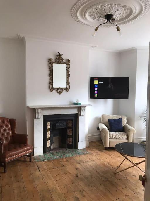 Casa de férias Large Newly Refurbished House Close To Harbour Bristol