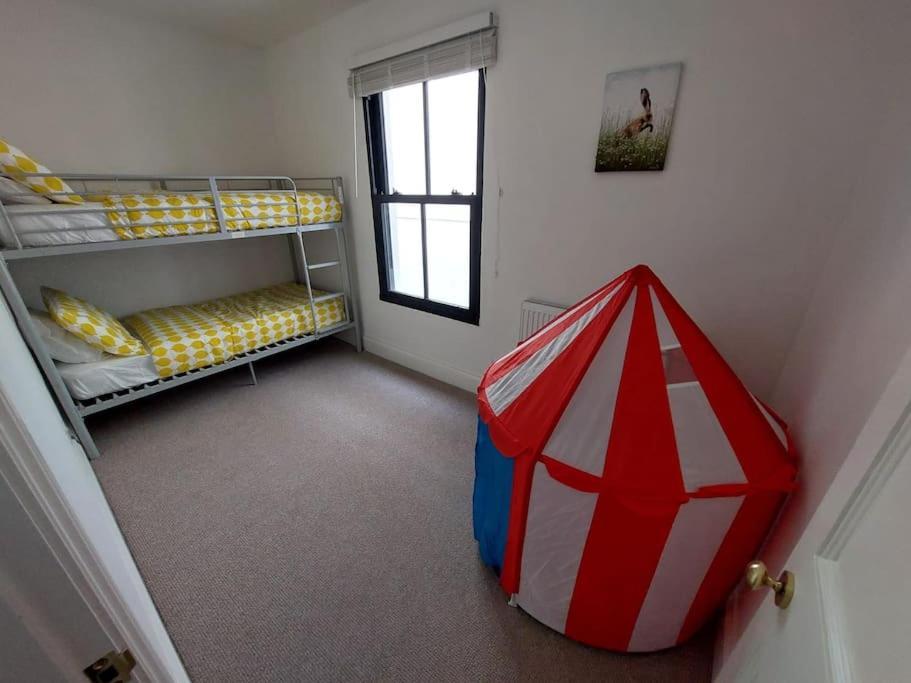 Casa de férias Large Newly Refurbished House Close To Harbour *
