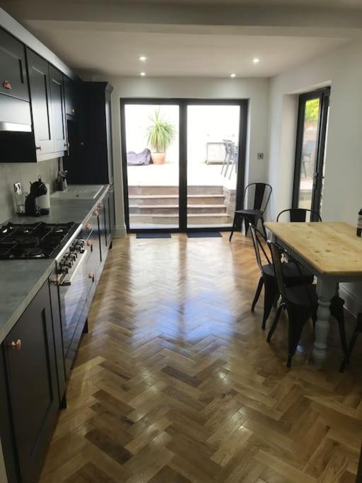 Casa de férias Large Newly Refurbished House Close To Harbour *