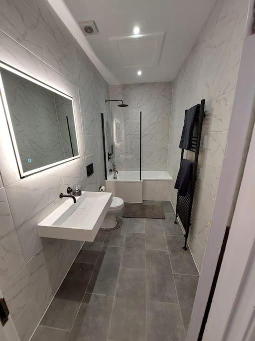 Large Newly Refurbished House Close To Harbour Casa de férias *