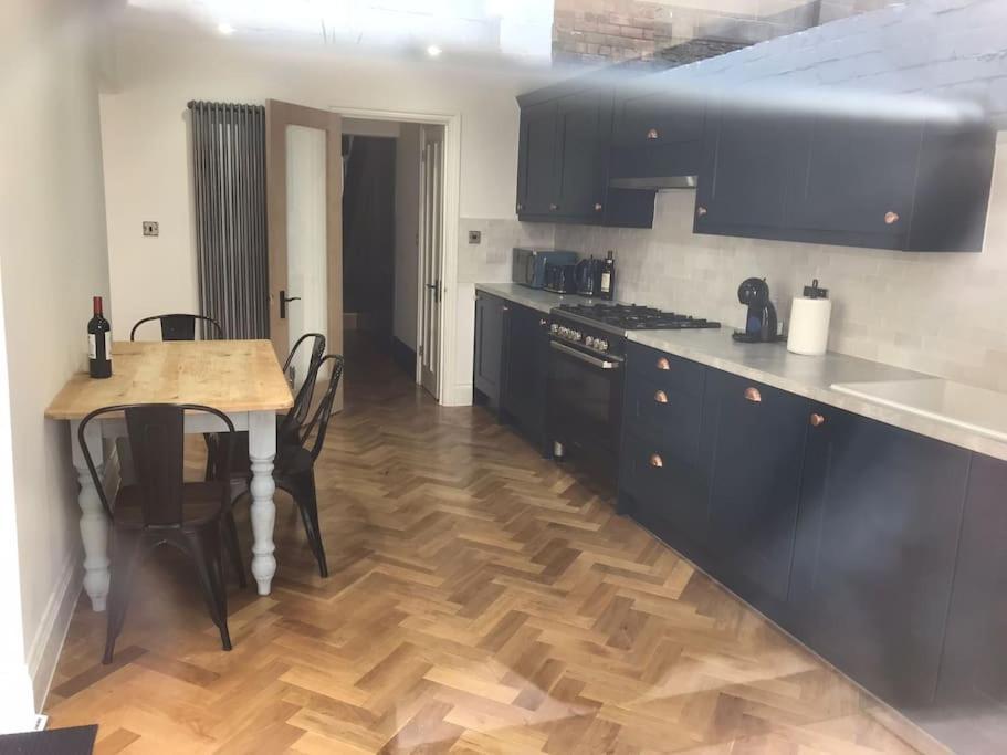 Casa de férias Large Newly Refurbished House Close To Harbour *